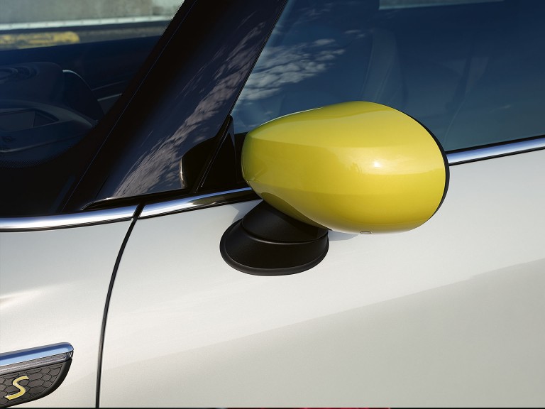 MINI 3 двери Cooper SE – ярко-желтый цвет energetic yellow – цвета
